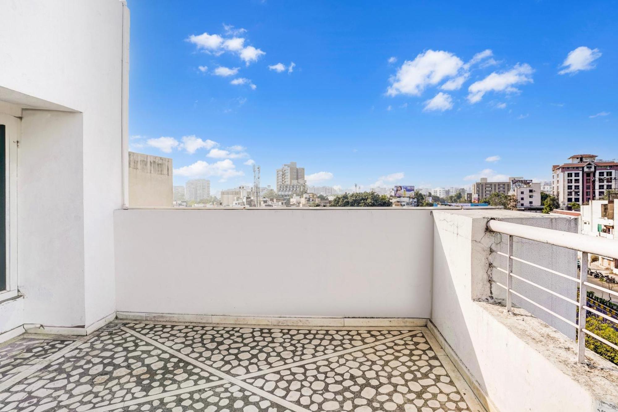 Super Collection O Ashram Road Near Sardar Bridge Formerly Hotel Apple Inn Αχμπανταμπάντ Εξωτερικό φωτογραφία