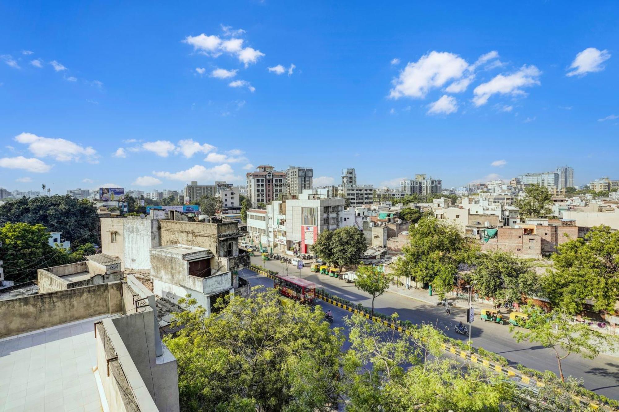 Super Collection O Ashram Road Near Sardar Bridge Formerly Hotel Apple Inn Αχμπανταμπάντ Εξωτερικό φωτογραφία