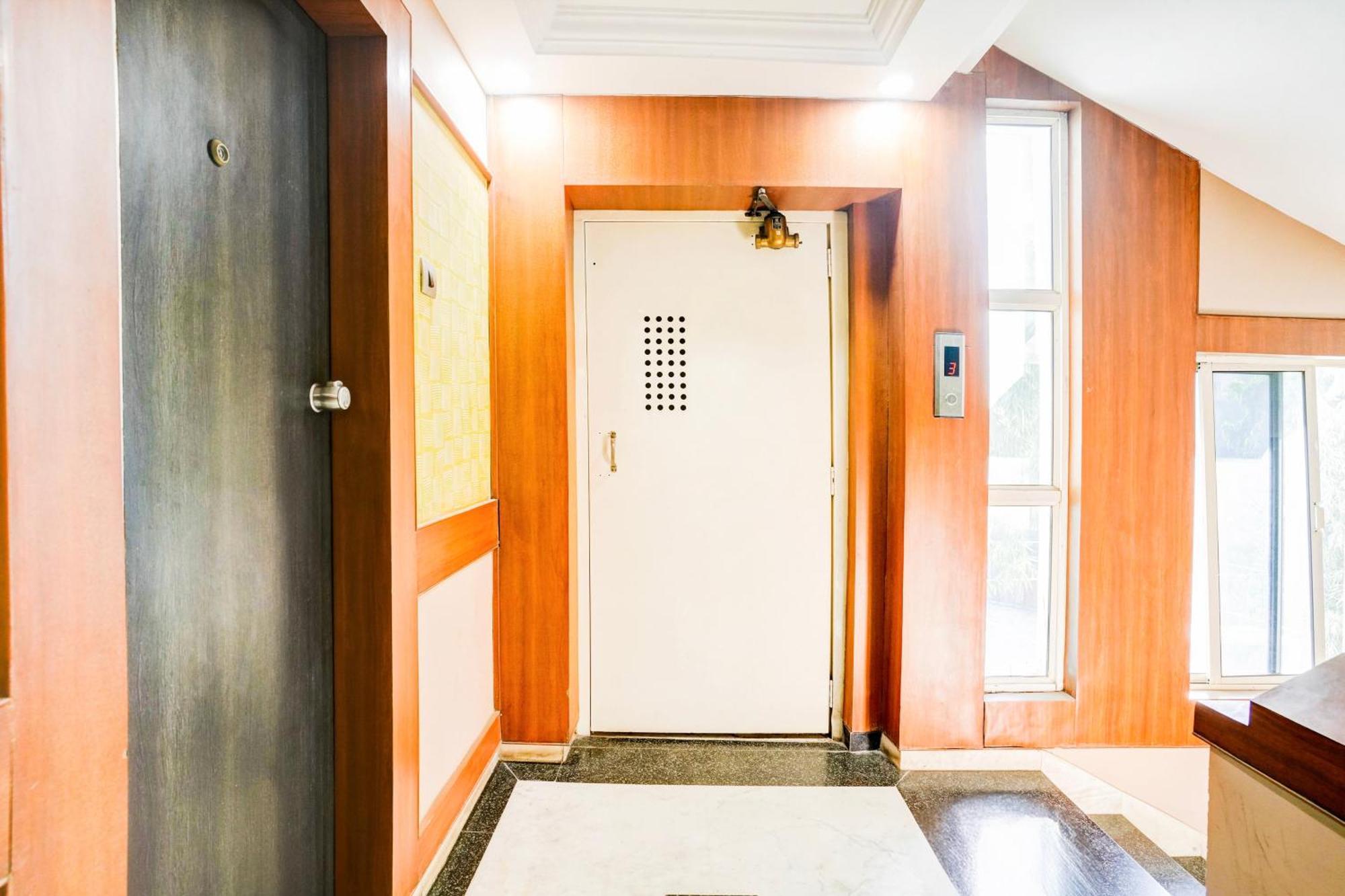 Super Collection O Ashram Road Near Sardar Bridge Formerly Hotel Apple Inn Αχμπανταμπάντ Εξωτερικό φωτογραφία